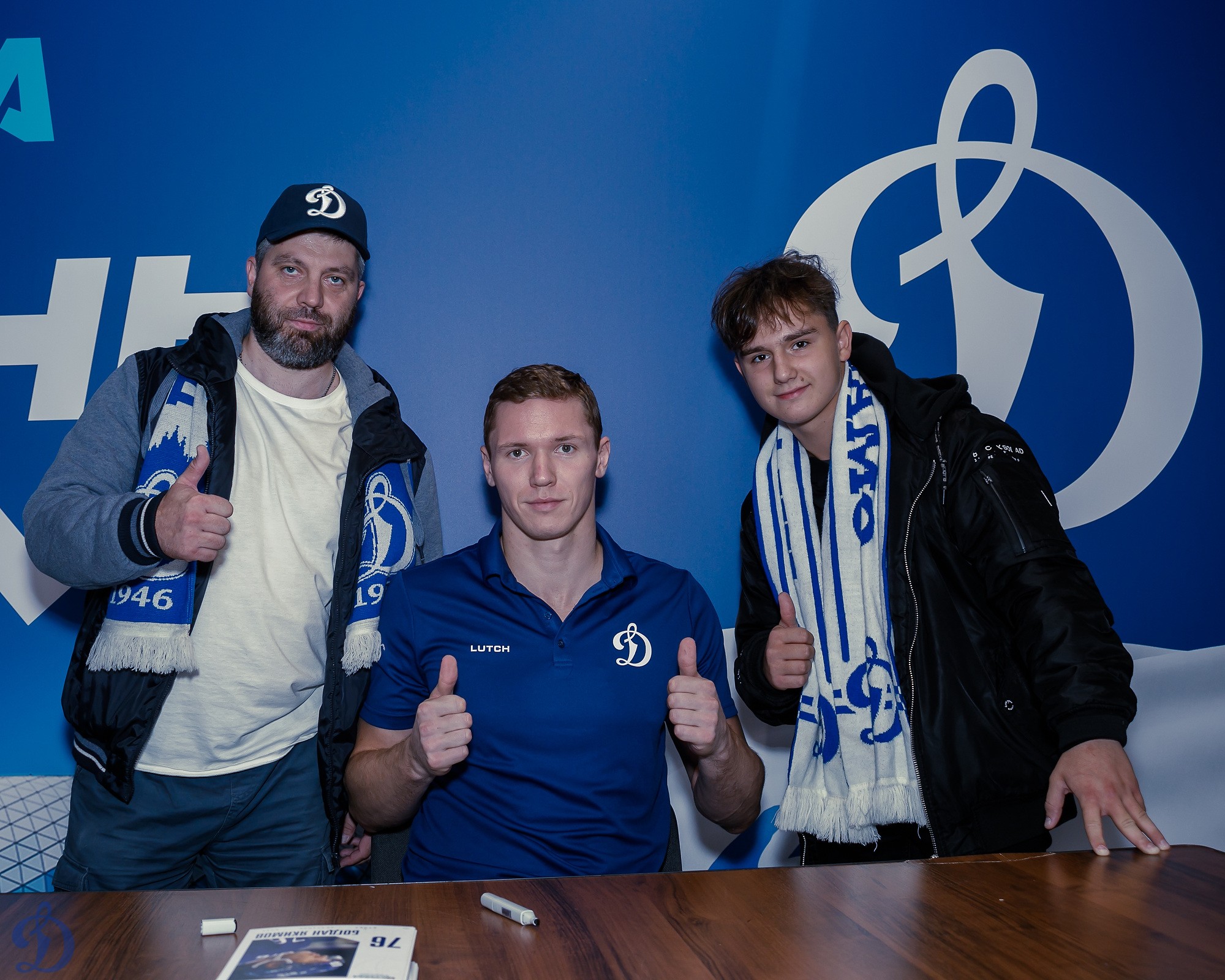 Sportcast vk хоккей. Динамо Москва. Хк Динамо. Динамо АК Барс Овечкин. АК Барс игра фото с трибуны.