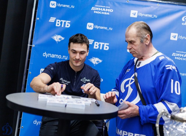 01.11.2025. Автограф-сессия Никиты Иванова и Егора Ахманаева