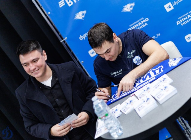 01.11.2025. Автограф-сессия Никиты Иванова и Егора Ахманаева