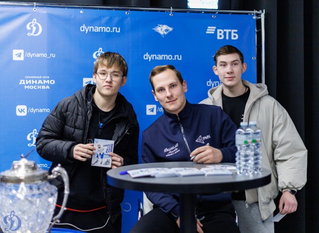 01.11.2025. Автограф-сессия Никиты Иванова и Егора Ахманаева