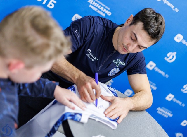 01.11.2025. Автограф-сессия Никиты Иванова и Егора Ахманаева