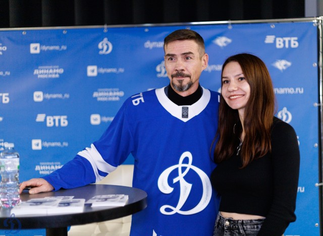 18.11.2025 Автограф-сессия Дениса Никифорова