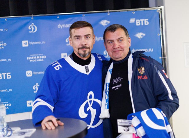 18.11.2025 Автограф-сессия Дениса Никифорова