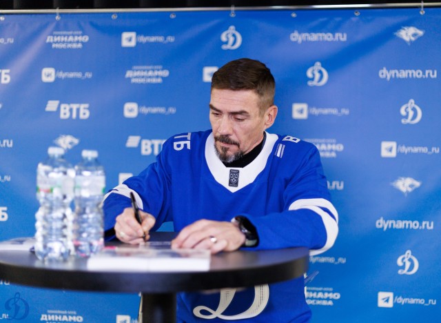 18.11.2025 Автограф-сессия Дениса Никифорова