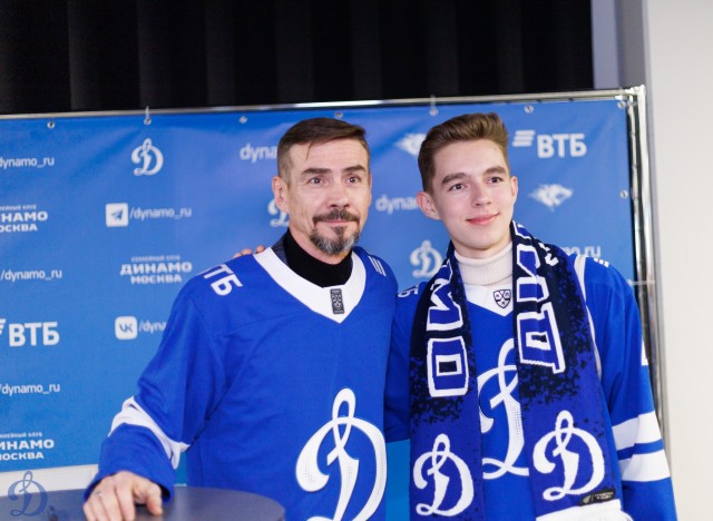 18.11.2025 Автограф-сессия Дениса Никифорова