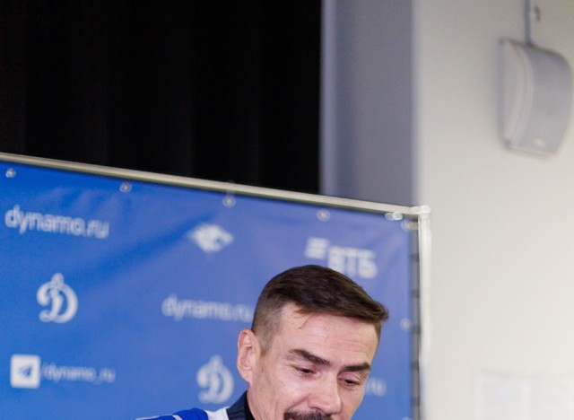 18.11.2025 Автограф-сессия Дениса Никифорова