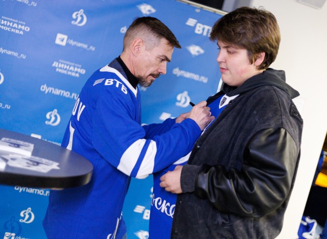 18.11.2025 Автограф-сессия Дениса Никифорова