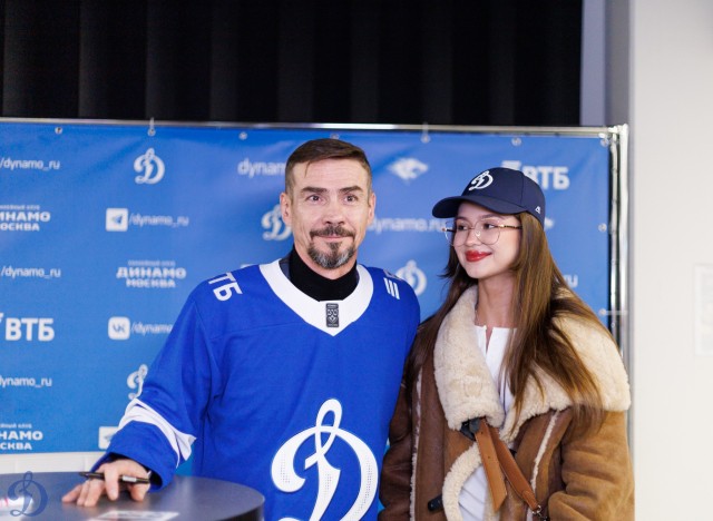 18.11.2025 Автограф-сессия Дениса Никифорова