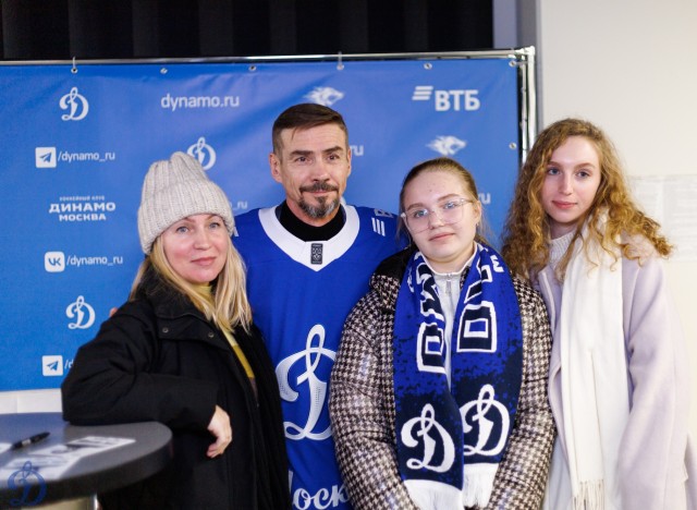 18.11.2025 Автограф-сессия Дениса Никифорова