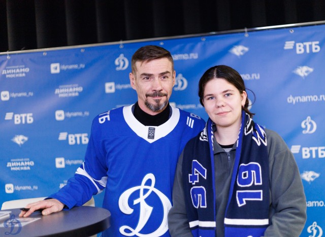 18.11.2025 Автограф-сессия Дениса Никифорова