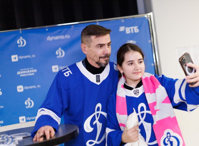 18.11.2025 Автограф-сессия Дениса Никифорова