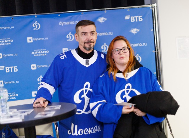 18.11.2025 Автограф-сессия Дениса Никифорова