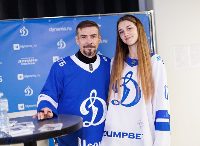 18.11.2025 Автограф-сессия Дениса Никифорова