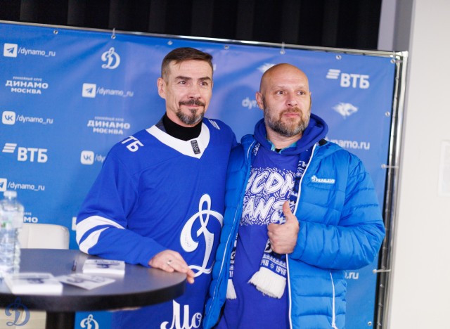 18.11.2025 Автограф-сессия Дениса Никифорова