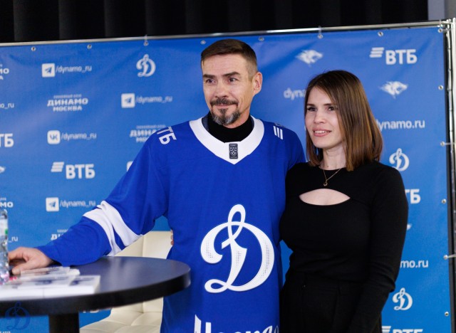 18.11.2025 Автограф-сессия Дениса Никифорова