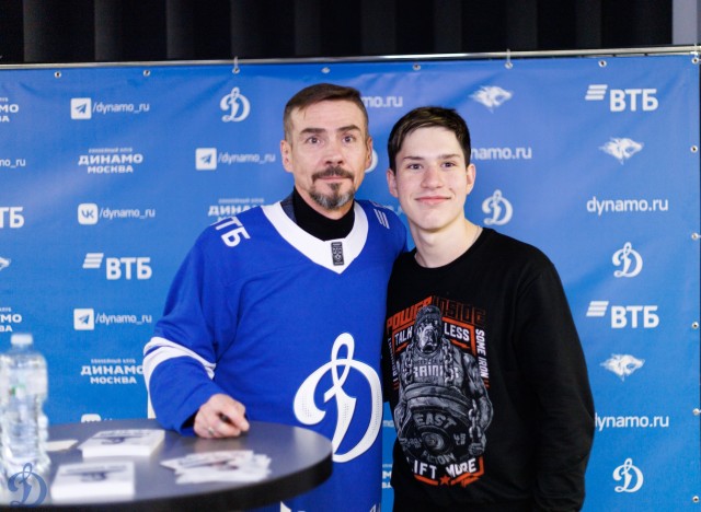 18.11.2025 Автограф-сессия Дениса Никифорова