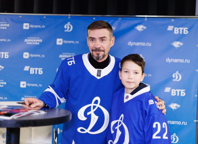 18.11.2025 Автограф-сессия Дениса Никифорова