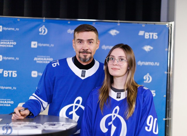 18.11.2025 Автограф-сессия Дениса Никифорова