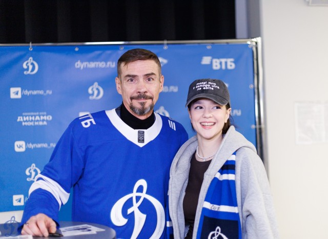 18.11.2025 Автограф-сессия Дениса Никифорова