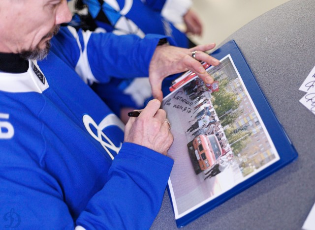 18.11.2025 Автограф-сессия Дениса Никифорова