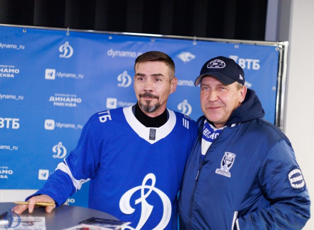 18.11.2025 Автограф-сессия Дениса Никифорова