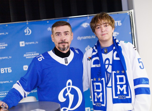 18.11.2025 Автограф-сессия Дениса Никифорова