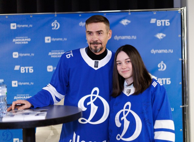 18.11.2025 Автограф-сессия Дениса Никифорова