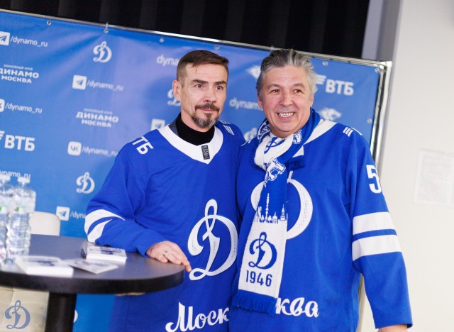 18.11.2025 Автограф-сессия Дениса Никифорова