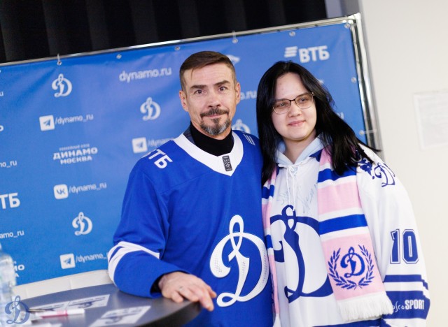 18.11.2025 Автограф-сессия Дениса Никифорова