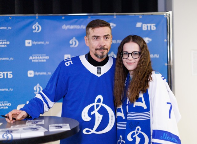 18.11.2025 Автограф-сессия Дениса Никифорова