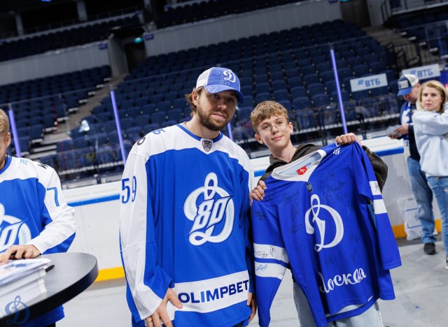 22.08.2026 Автограф-сессия на презентации команды