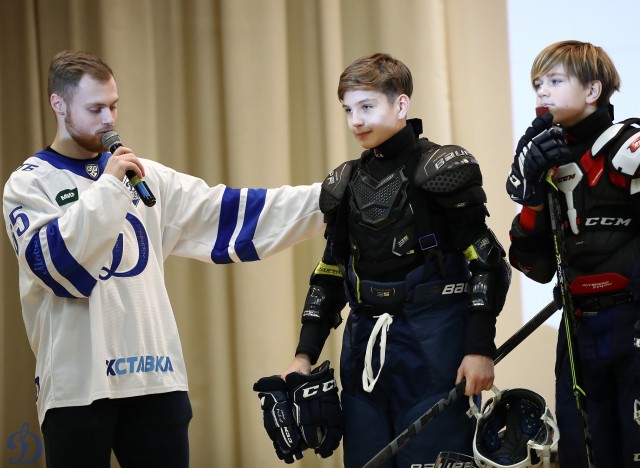 «Урок хоккея с КХЛ» в школе №1409