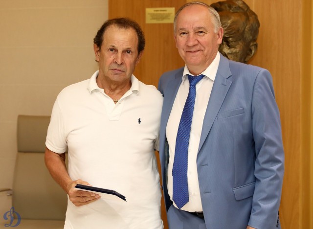 Награждение ветеранов бело-голубых памятными наградами в честь 100-летия общества «Динамо»