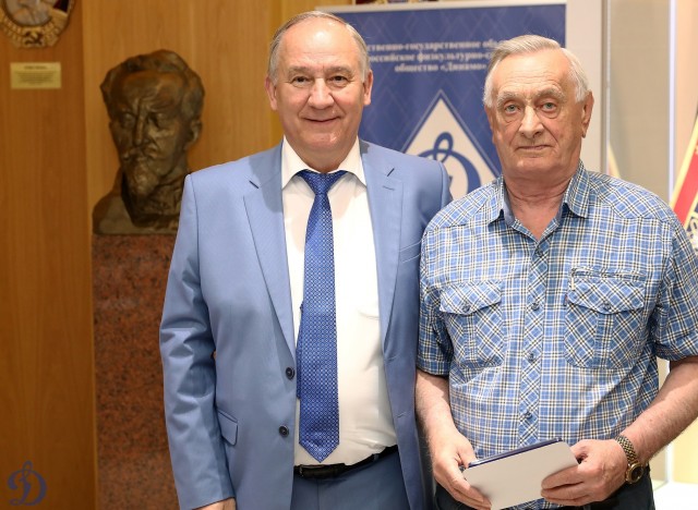 Награждение ветеранов бело-голубых памятными наградами в честь 100-летия общества «Динамо»