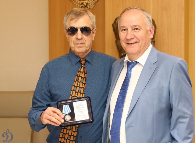 Награждение ветеранов бело-голубых памятными наградами в честь 100-летия общества «Динамо»