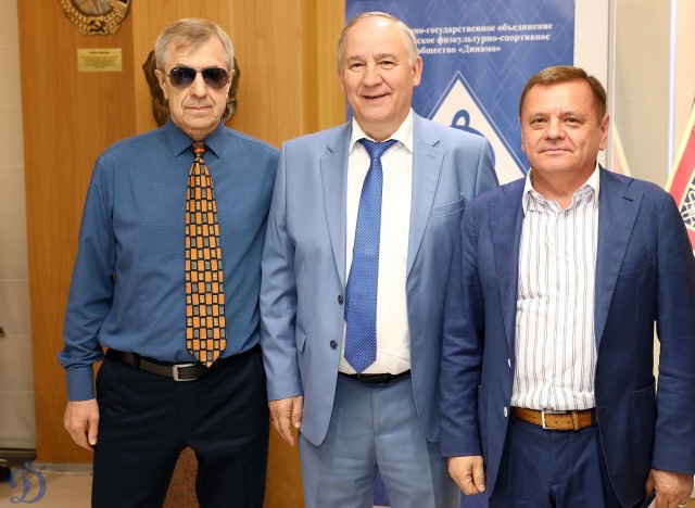 Награждение ветеранов бело-голубых памятными наградами в честь 100-летия общества «Динамо»