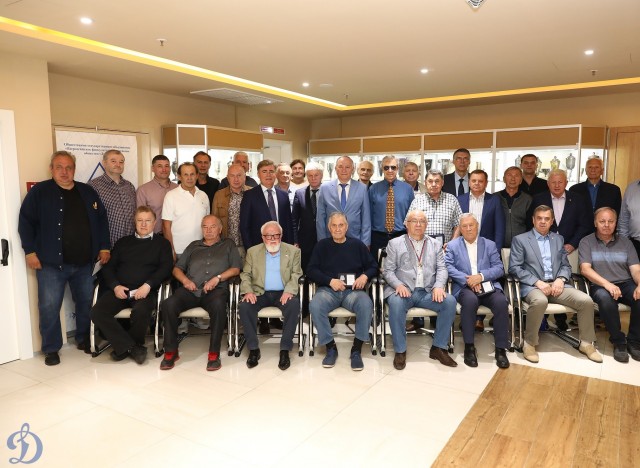 Награждение ветеранов бело-голубых памятными наградами в честь 100-летия общества «Динамо»