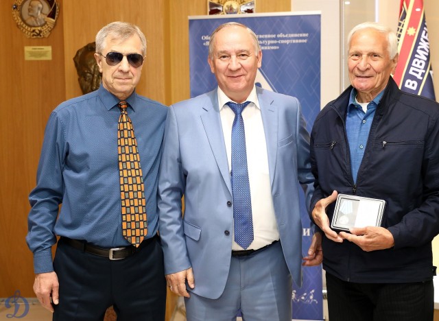 Награждение ветеранов бело-голубых памятными наградами в честь 100-летия общества «Динамо»