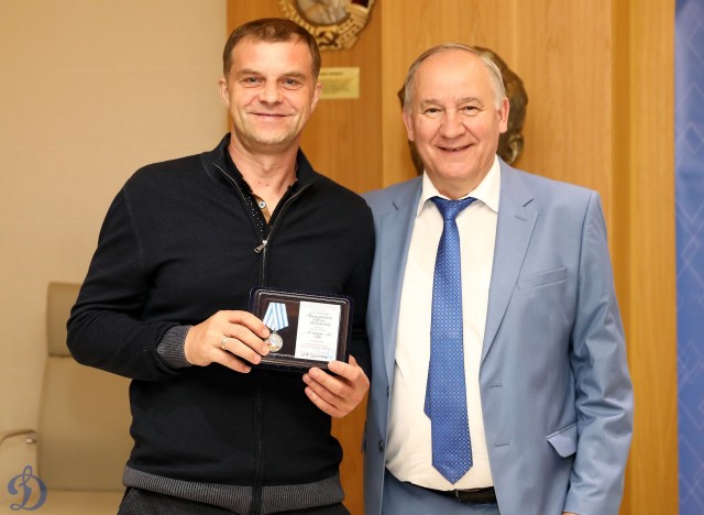 Награждение ветеранов бело-голубых памятными наградами в честь 100-летия общества «Динамо»