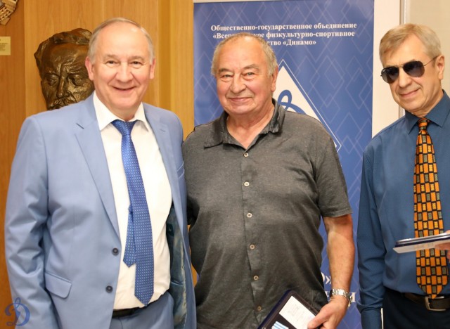Награждение ветеранов бело-голубых памятными наградами в честь 100-летия общества «Динамо»