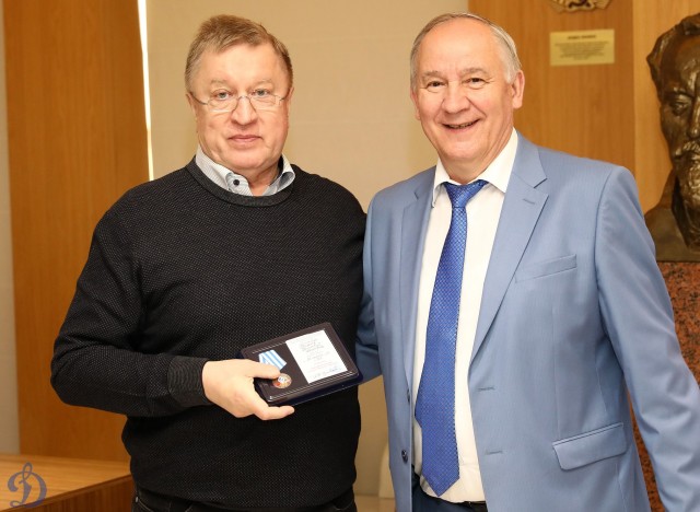 Награждение ветеранов бело-голубых памятными наградами в честь 100-летия общества «Динамо»