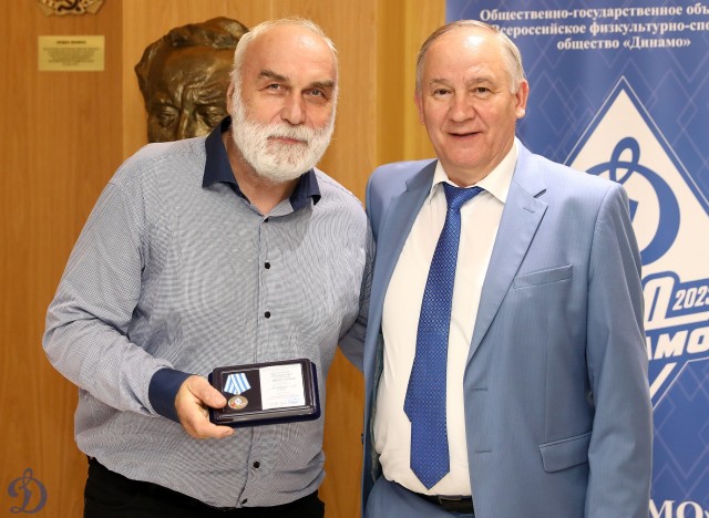 Награждение ветеранов бело-голубых памятными наградами в честь 100-летия общества «Динамо»