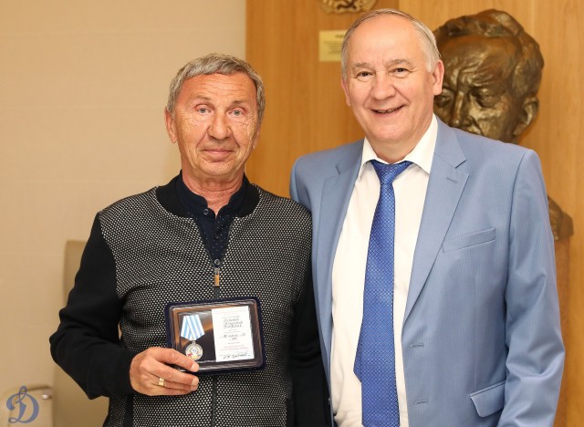 Награждение ветеранов бело-голубых памятными наградами в честь 100-летия общества «Динамо»