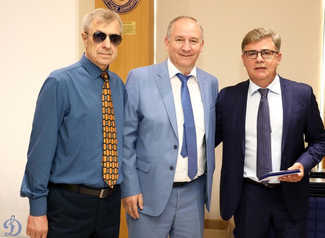 Награждение ветеранов бело-голубых памятными наградами в честь 100-летия общества «Динамо»