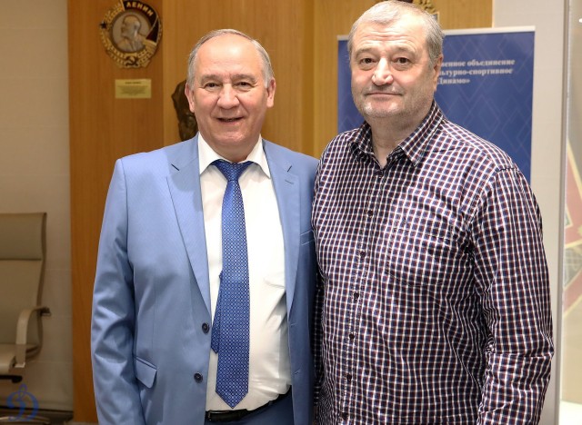 Награждение ветеранов бело-голубых памятными наградами в честь 100-летия общества «Динамо»