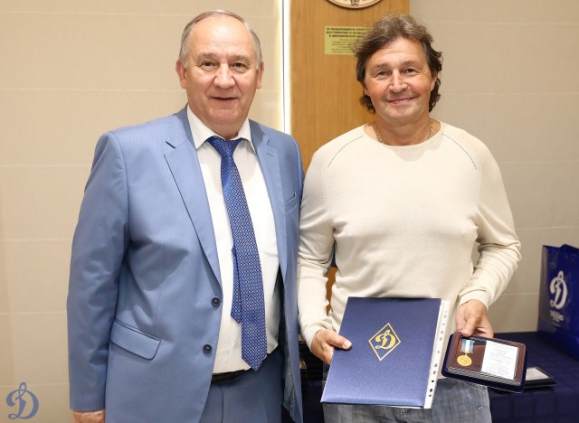 Награждение ветеранов бело-голубых памятными наградами в честь 100-летия общества «Динамо»