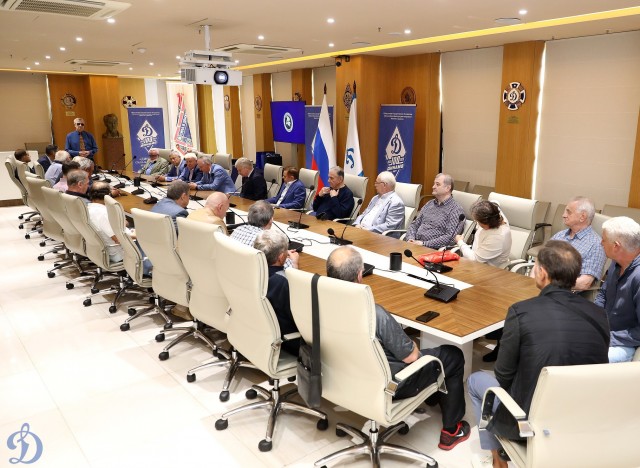 Награждение ветеранов бело-голубых памятными наградами в честь 100-летия общества «Динамо»