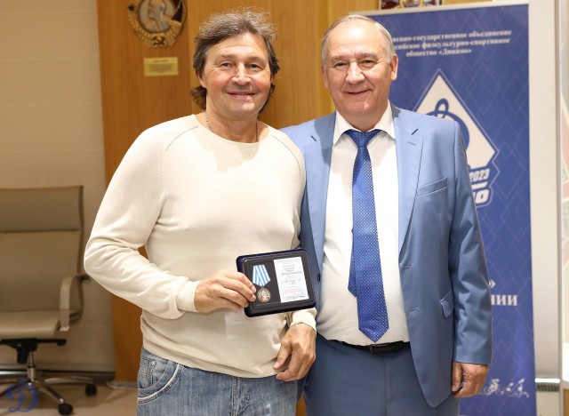 Награждение ветеранов бело-голубых памятными наградами в честь 100-летия общества «Динамо»