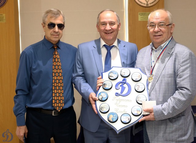 Награждение ветеранов бело-голубых памятными наградами в честь 100-летия общества «Динамо»