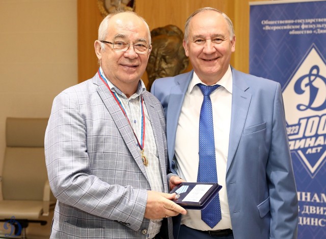 Награждение ветеранов бело-голубых памятными наградами в честь 100-летия общества «Динамо»